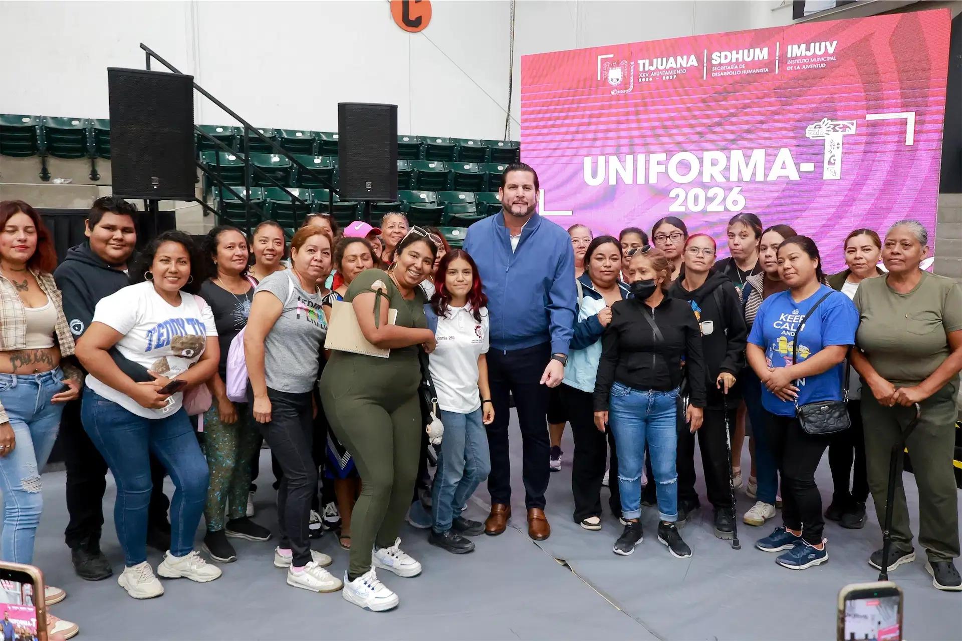 Tijuana apoya a 875 estudiantes con vales de 800 pesos para uniformes
