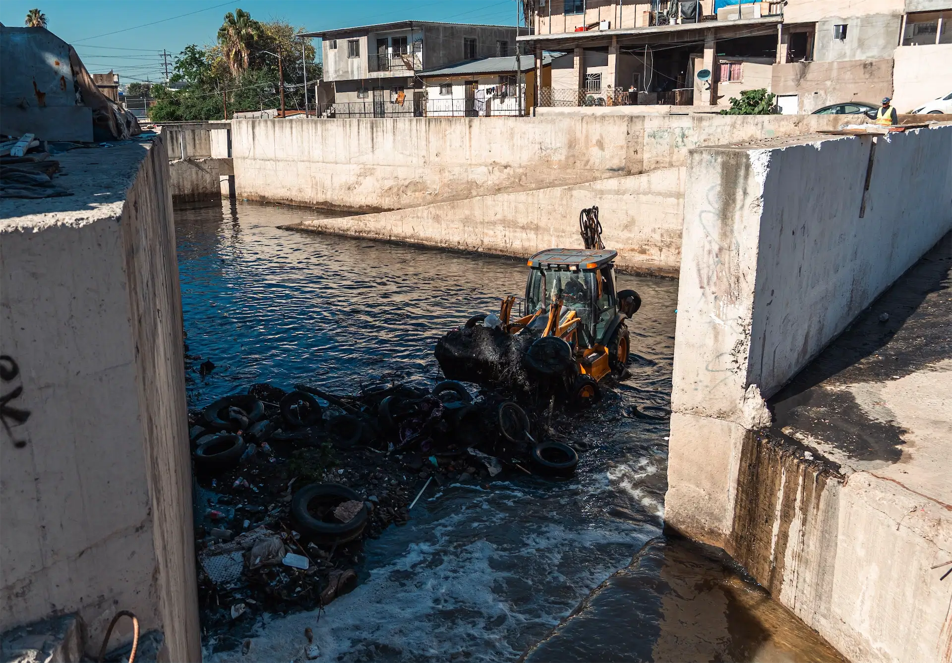 Refuerzan limpieza de desarenadores en Tijuana ante lluvias