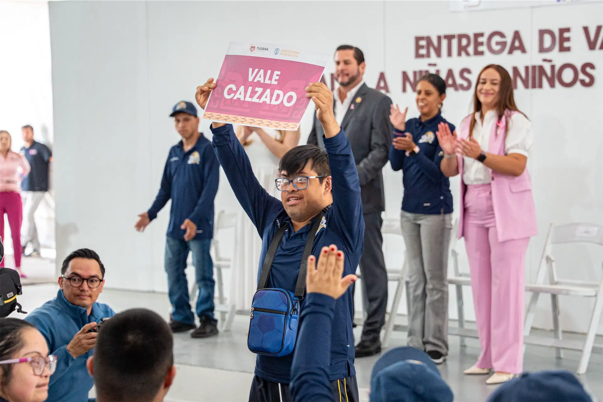 Entregan 200 vales de calzado a niños con discapacidad en Tijuana